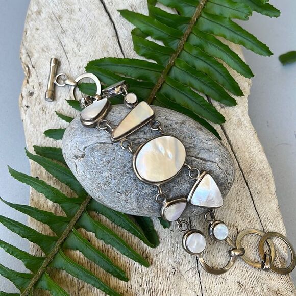 PEARLIZED STONE AND SILVER DECORATIVE BRACELET. - Picture 1 of 6